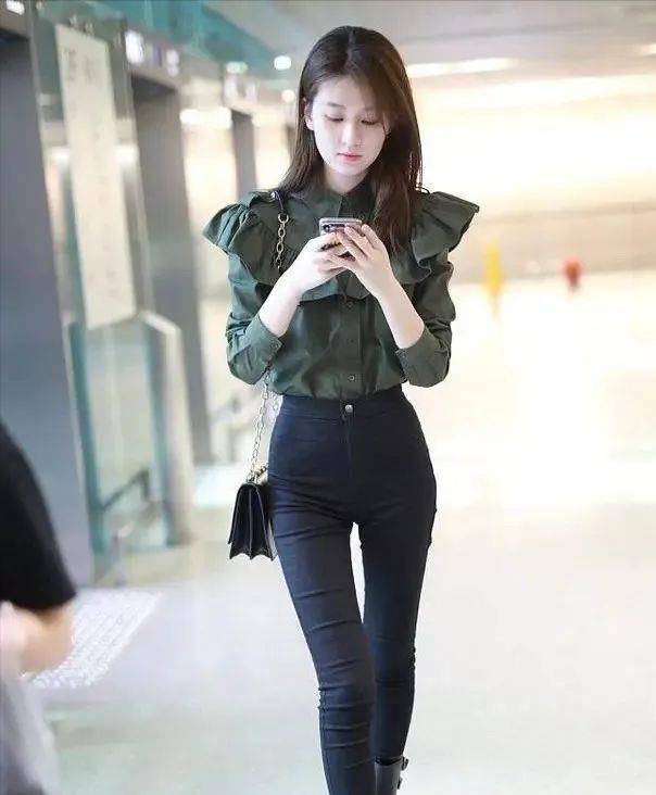 30岁乔欣终于"放开"了,身穿时尚连衣裙高调秀身材,美得不敢认_黑色