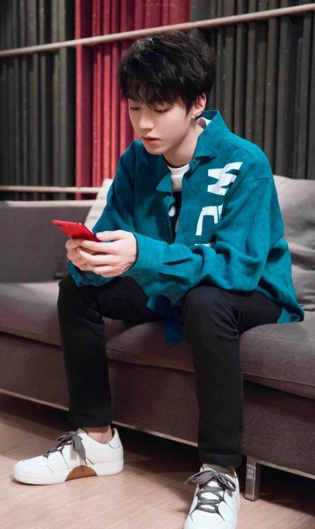 就凭王俊凯对王大陆和董子健的态度,他以后一定是个粘人的男朋友_开心