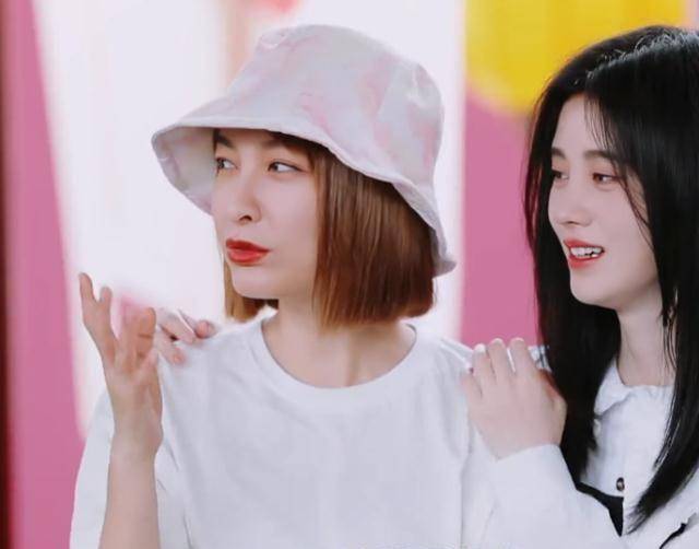 鞠婧祎录《快本》扒着吴昕不放,何炅看不下去,当众指出不妥_大本营_昕