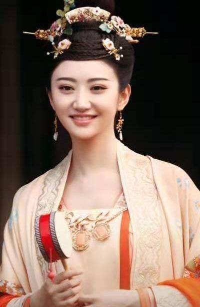 景甜的故事,为什么一直被叫"资源咖",看完她的履历你就知道_强捧_海报