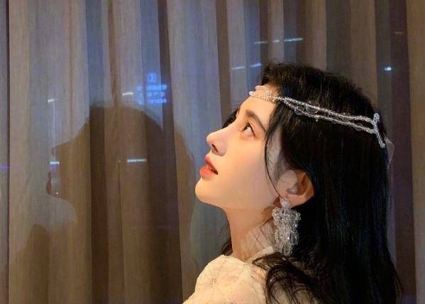 鞠婧祎晒侧脸照,强光照射下半个鼻子"透光",终于暴露真实鼻型_照片