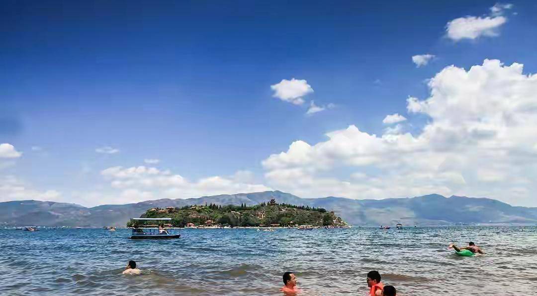 云南玉溪抚仙湖,游客私自下水游泳溺亡:短短一个月两名游客遇难_澄江