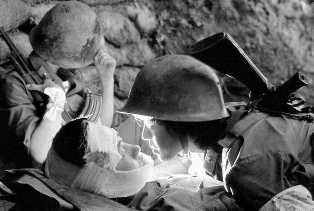 86年老山战役,19岁战士牺牲前遗憾没谈过恋爱,21岁护士俯身亲吻_张茹