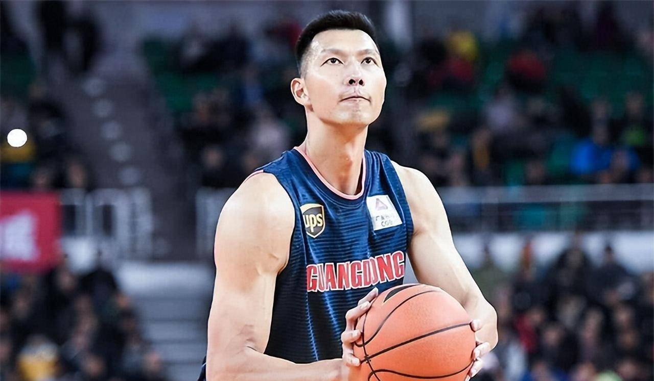 易建联:娶巴西足球宝贝荆灵,婚后连生两胎,如今妻儿都定居国外_姚明