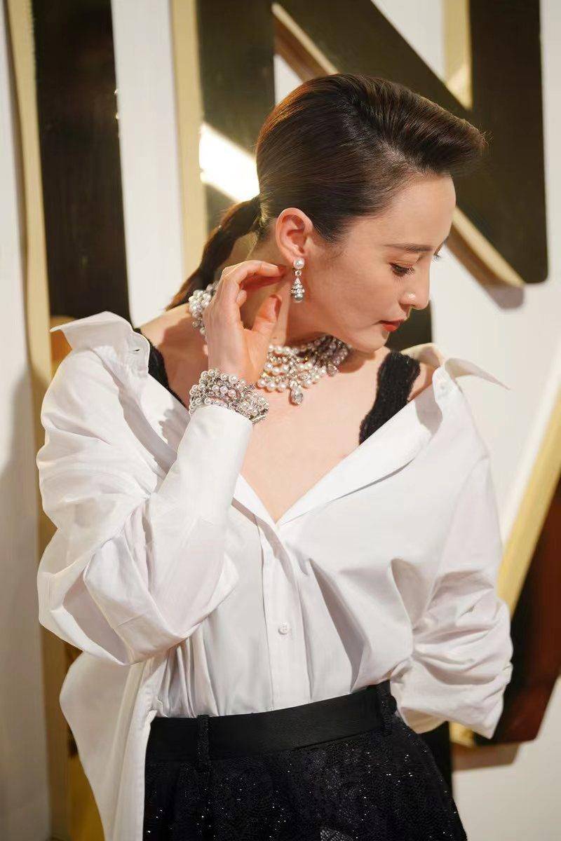 蒋勤勤的原装脸就是耐看,穿白衬衫配亮片裤亮相活动,高雅又气质_黑色