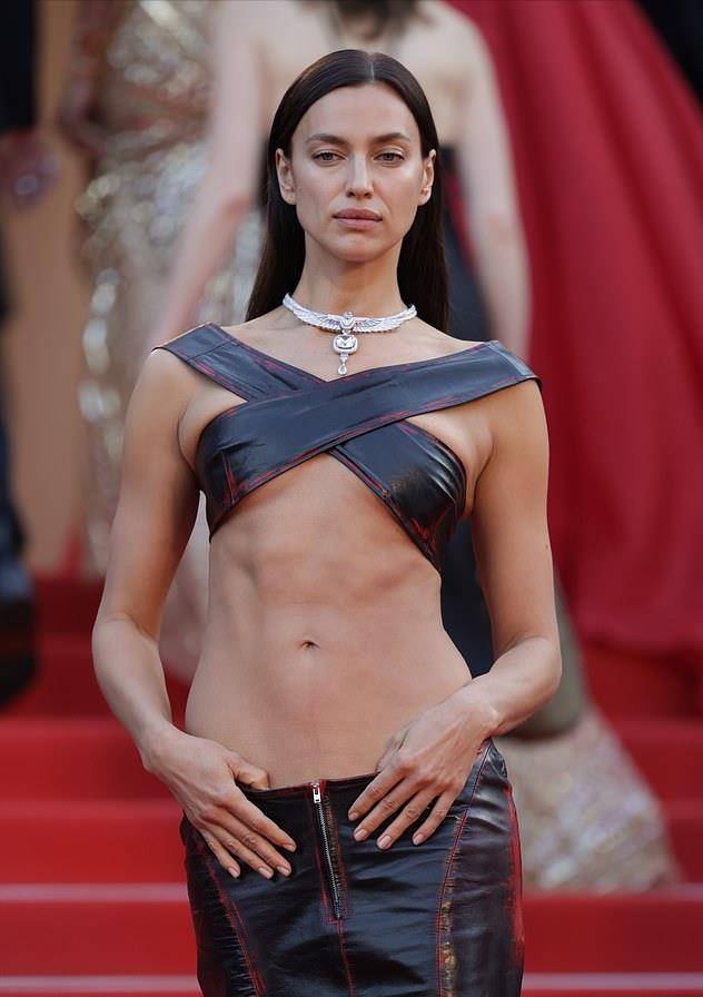 超模伊莲娜继续放飞?直接穿时尚出街引热议-新媒在线