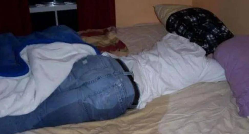湖南男子夜夜尿床,女友嫌丢人分手,父亲临终说明真相:是我尿床_张旭