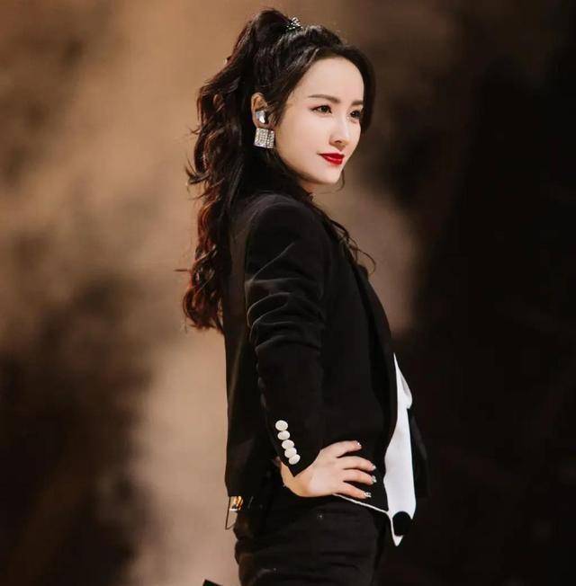 她们要么只擅长唱歌,要么只擅长跳舞,例如吉克隽逸,弦子和吕一等人(这
