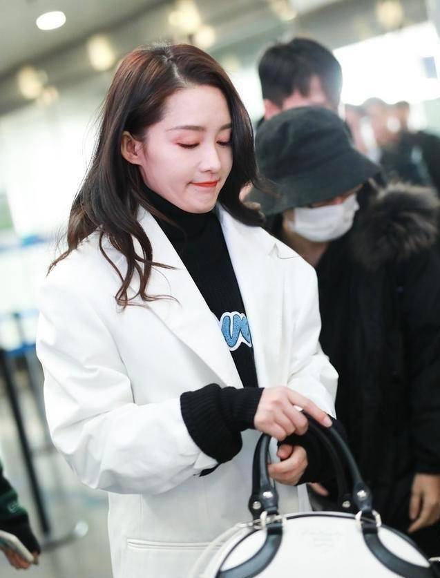 李沁脸部臃肿难道"发福"?