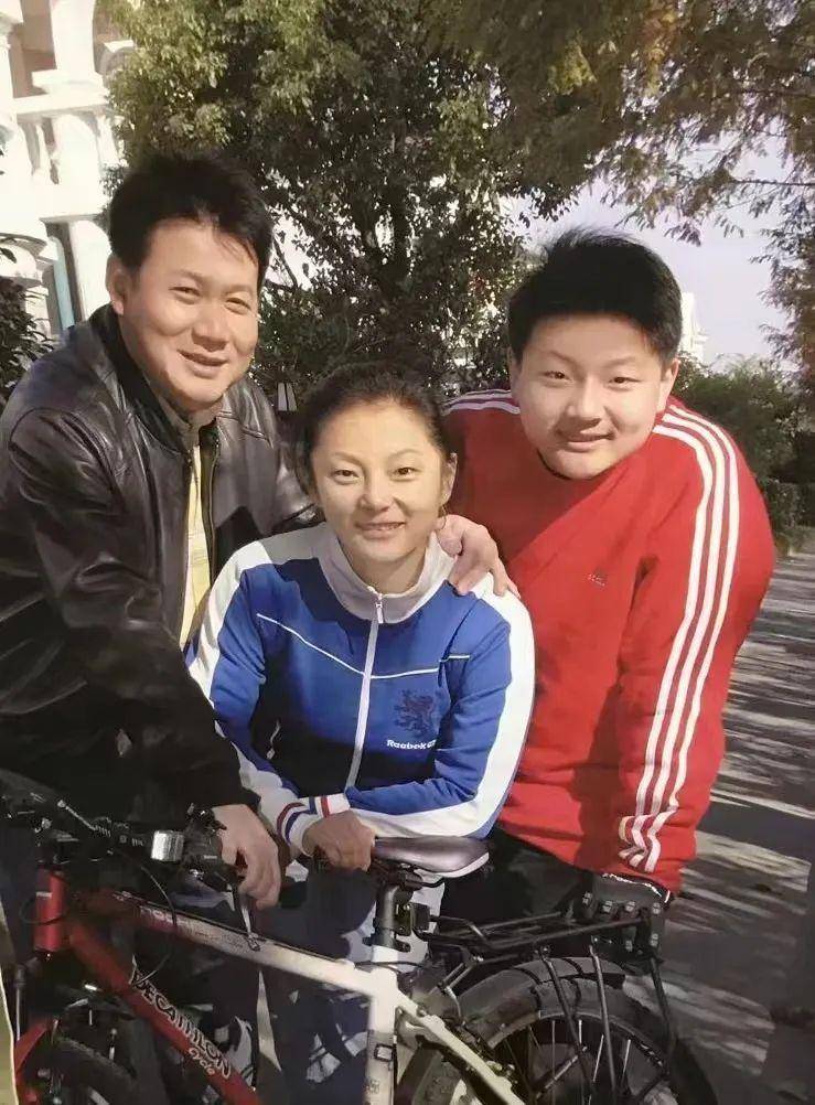 女排主帅蔡斌:执教一年多添了很多白发,与心脏病妻子生死相依