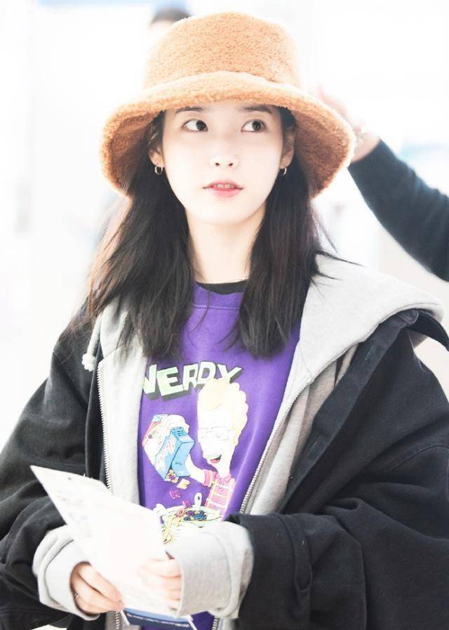 李知恩换了顶帽子也能减龄5岁,两套俏皮少女装,丝毫看不出年龄_显得