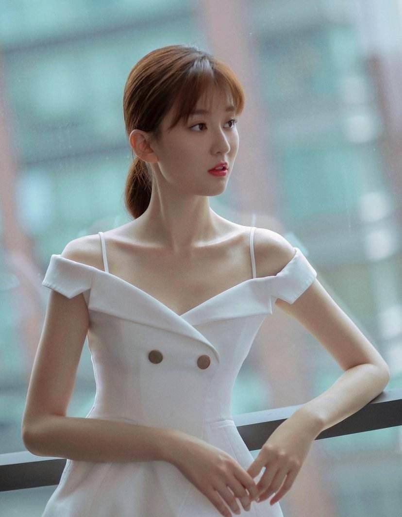 乔欣近照被赞眼睛变有神了,本人这样发文回应_微调_灵气_亲和力