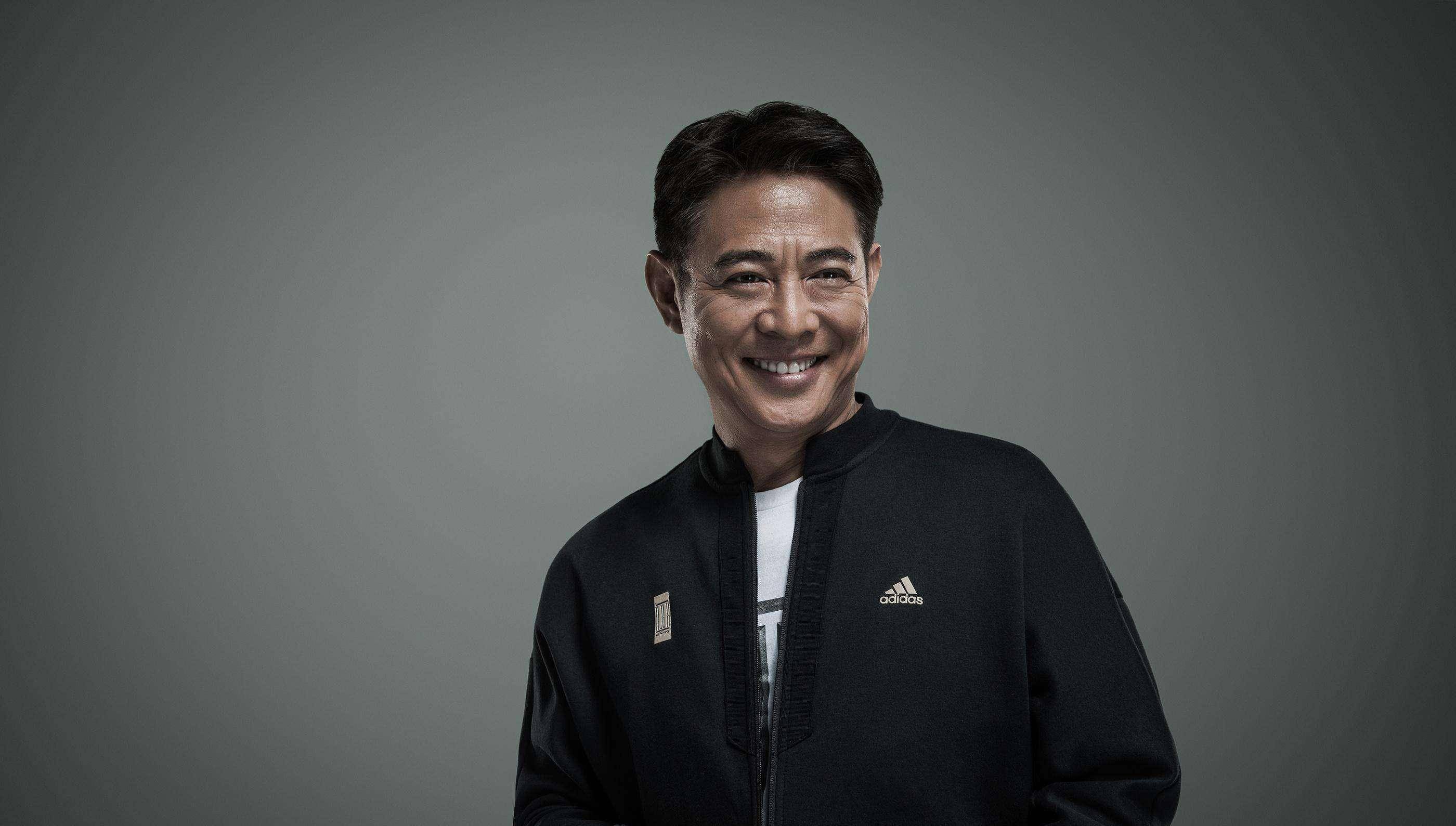 李连杰携女儿罕见现身,父女三人同框画面温馨,利智没有现身_照片_生日