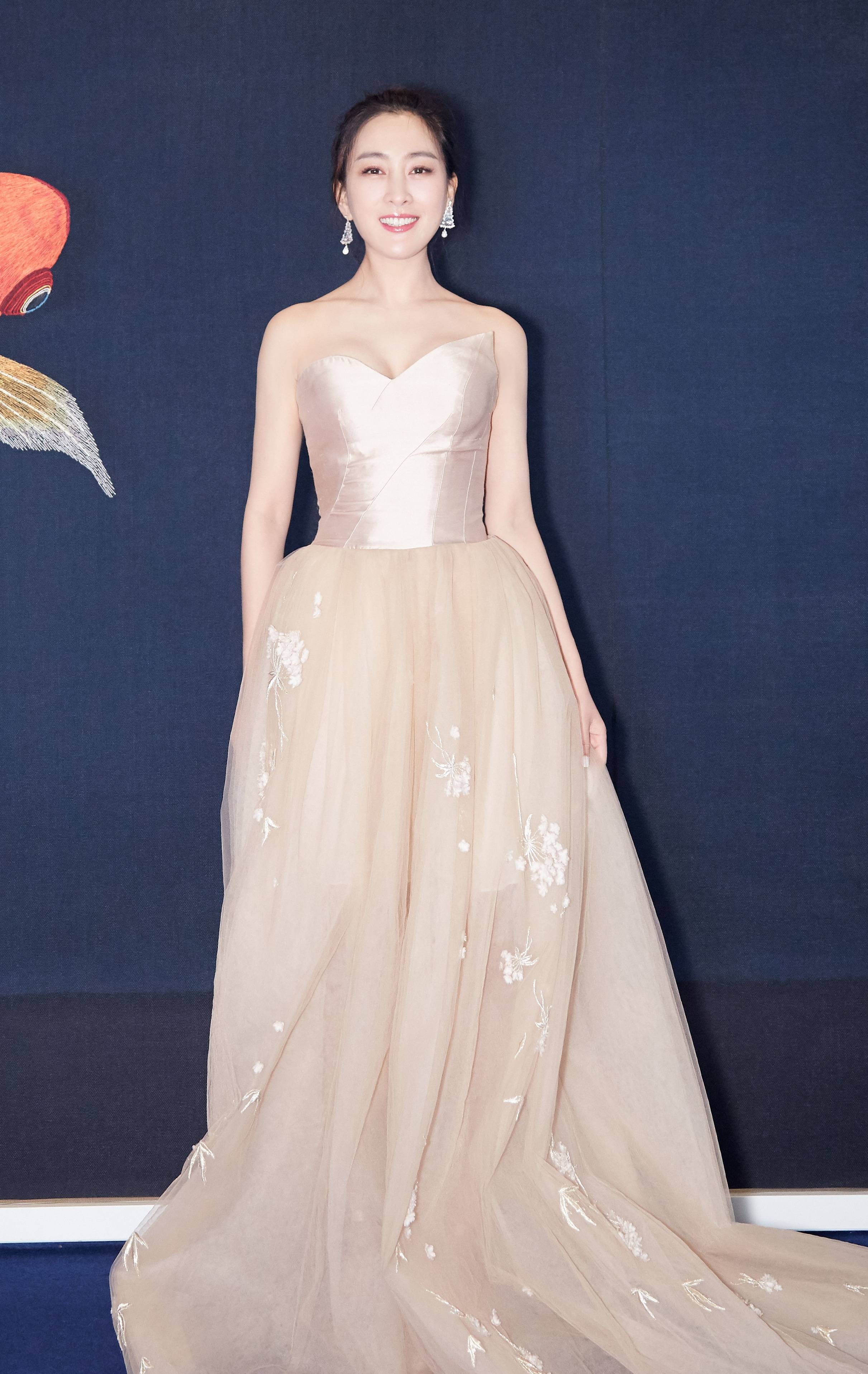 马苏身材饱满,皮肤白皙,真是风韵犹存_女明星_外貌_演技