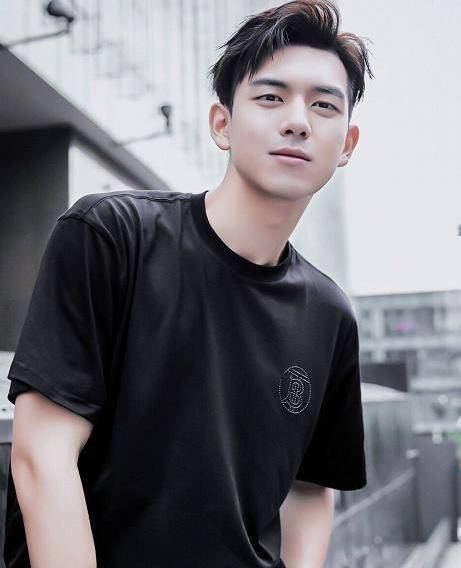 看看李现的从业经历,因《睡在我上铺的兄弟》崭露头角,之后他的作品