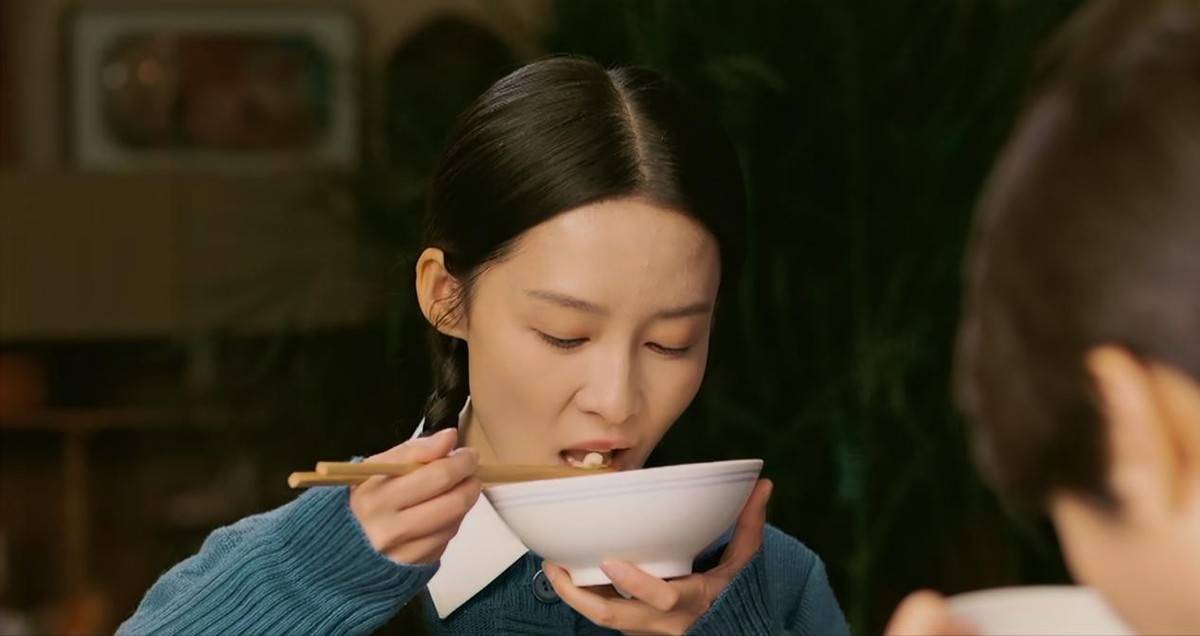 演吃戏一直很考验演员的演技,无论李沁是担心吃了这几口面条身材发福