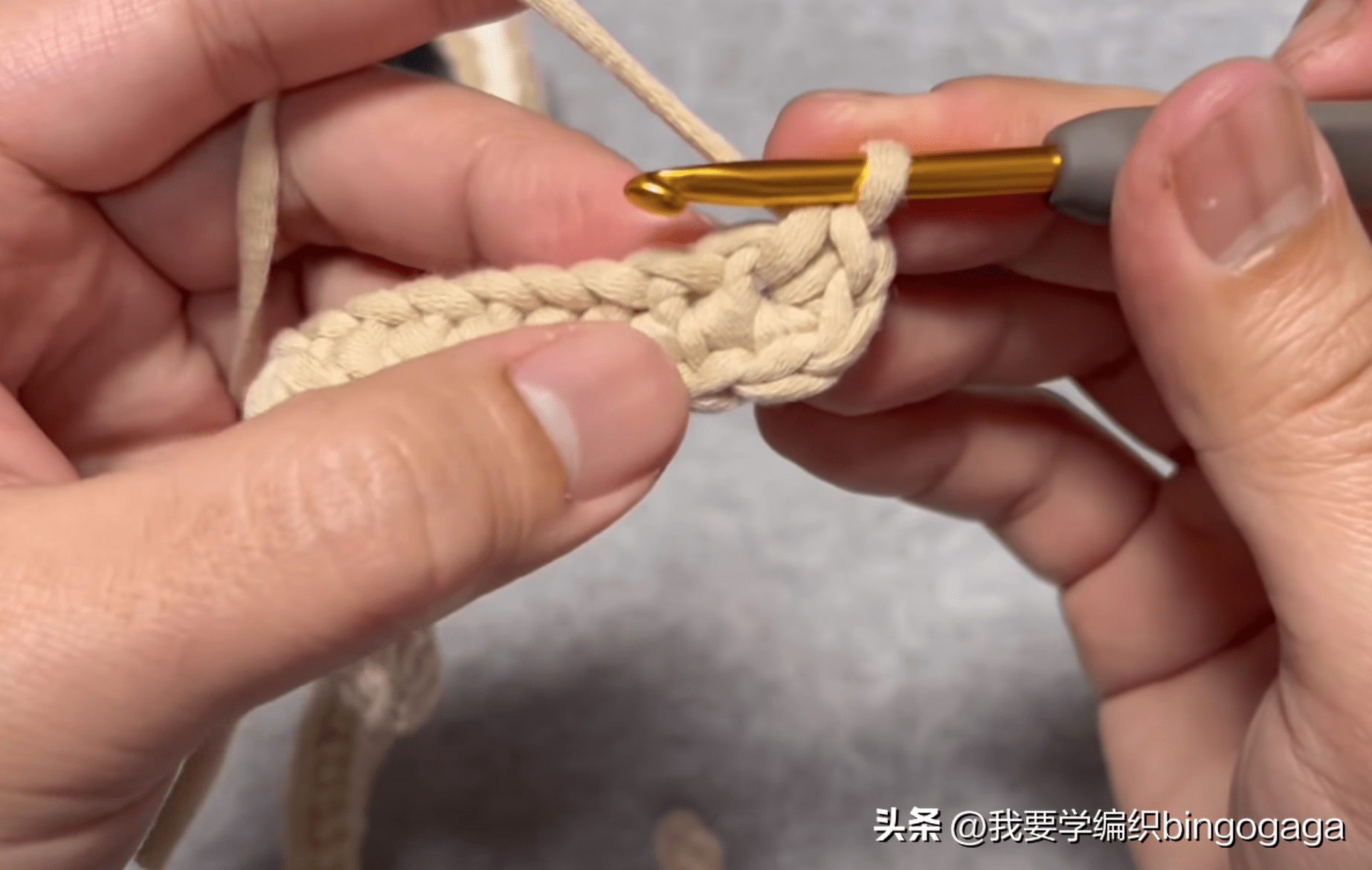 大气有型显气质,大棋盘格手拎包教程_钩针_辫子_包底