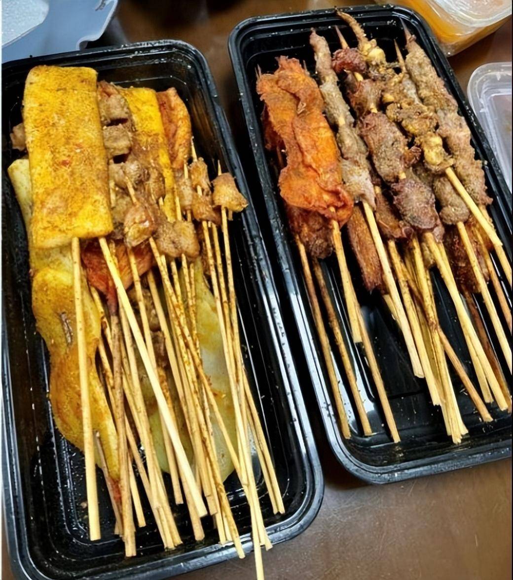 月光下的美食盛宴：弯月亮烧烤的独特魅力