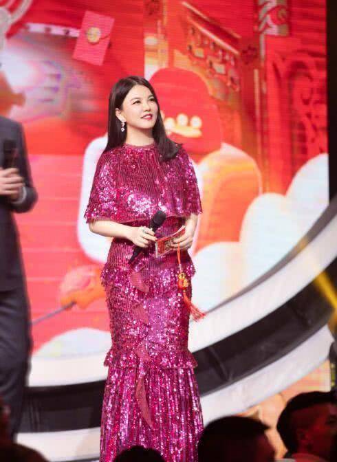 李湘与华少同台主持节目,晒大合照却将他故意裁掉?_珠宝_直播_舆论