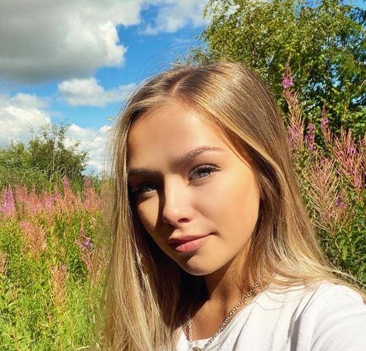 6岁天籁美声换牙萌样爆红,14年后变金发蓝眼美女_got_康妮塔波特_气质