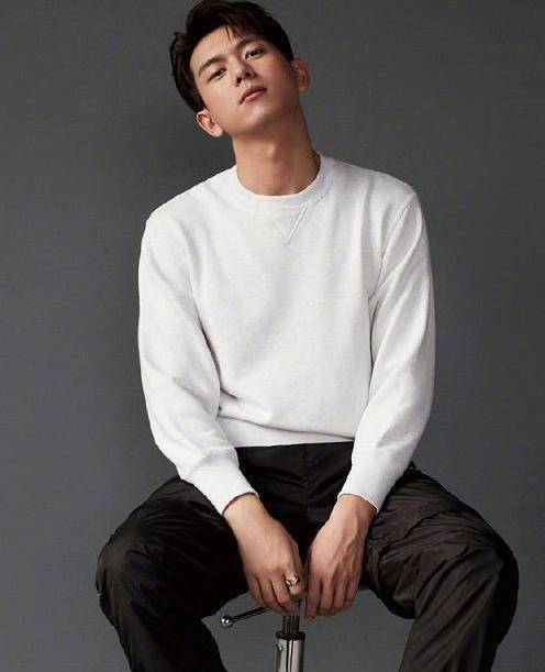 当然李现爆火离不开他的经济人杨天真.