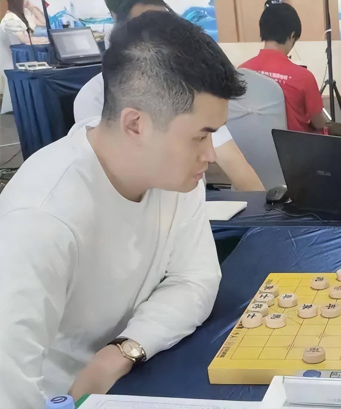 棋友桑文文的大表哥说:66年个人赛 胡荣华一人单枪匹马11轮对付广东四