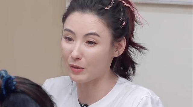 浪姐们吃火锅,40岁张柏芝输给49岁的杨钰莹,是审美问题吗?