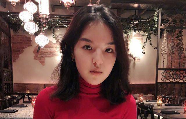 李咏女儿法图麦晒度假照,红色泳衣很吸晴,哈文的回应太逗了!