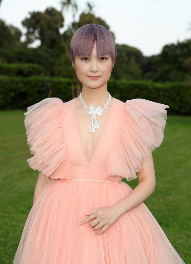 李宇春穿粉色好减龄,纱裙清新又迷人,方形脸也可以这么可爱_显得