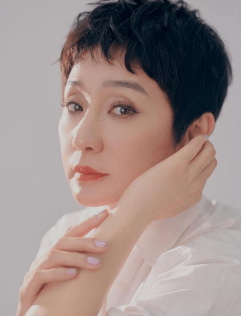 名媛孔琳老到认不出来,自信晒黑有皱纹和老年斑,还曾爱上蒋雯丽