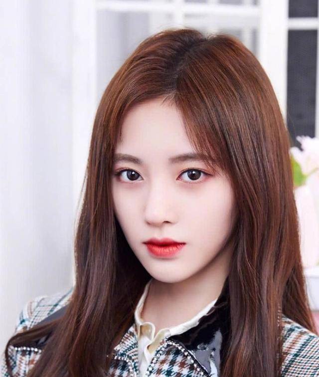 鞠婧祎每一张的自拍都非常的精致好看,难怪她被评为最会自拍的女明星.