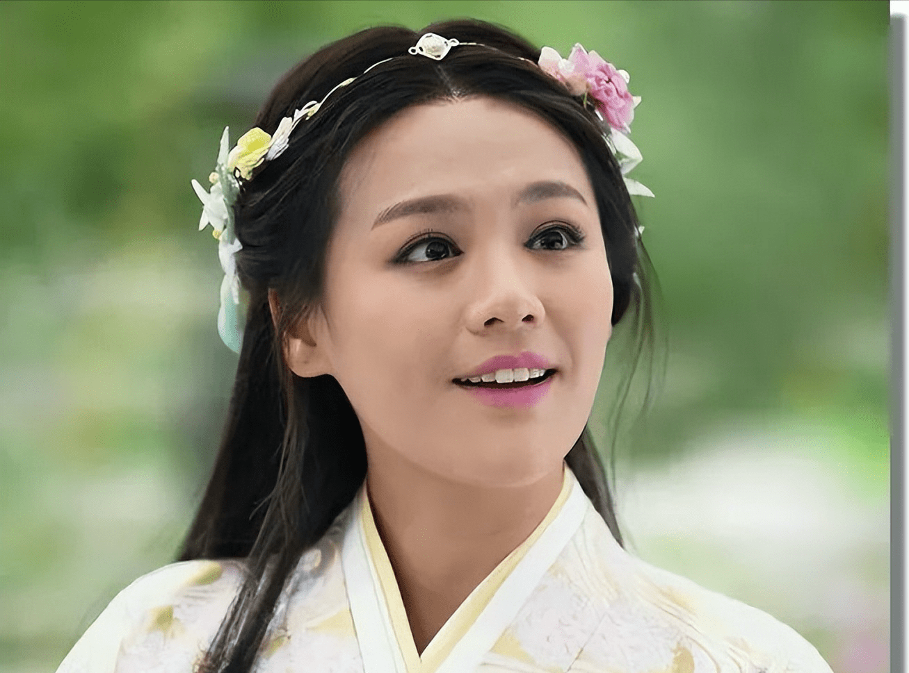 在《芈月传》里,马思纯饰演魏国第一美人,但是被网友吐槽"斗鸡眼美人"