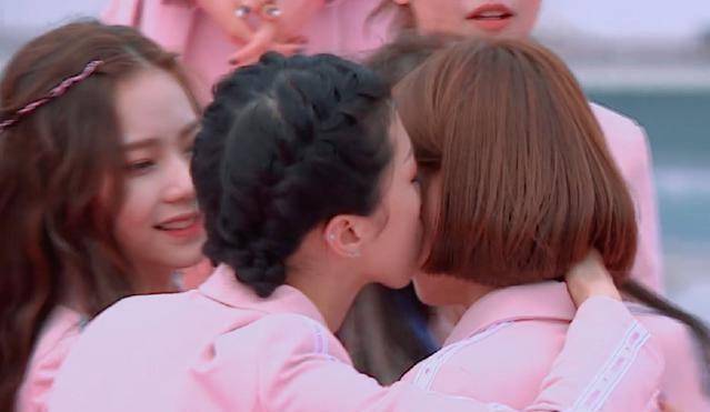 sunnee吴宣仪争着抱她,yamy动作更暖心!_节目_因为_王一博