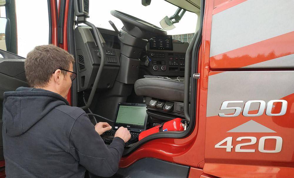 发动机马力可升级,420匹秒变500匹,实拍最新款沃尔沃fm牵引车_搜狐