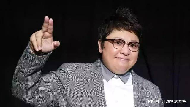 韩红暴瘦40斤罕见露面,尖下巴十分明显,穿六千元外套打扮时尚_网友