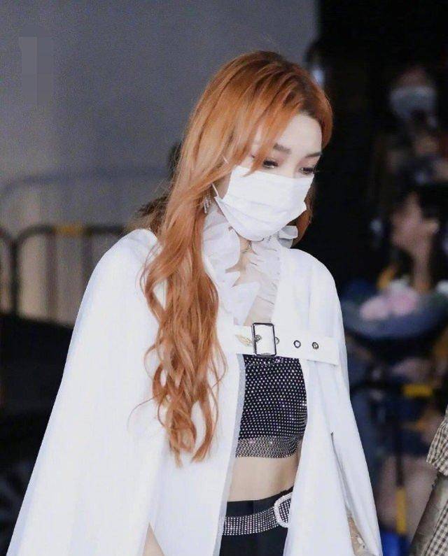 而不单单是李紫婷,队友吴宣仪因为每天练习到深夜,她的身体也开始吃不