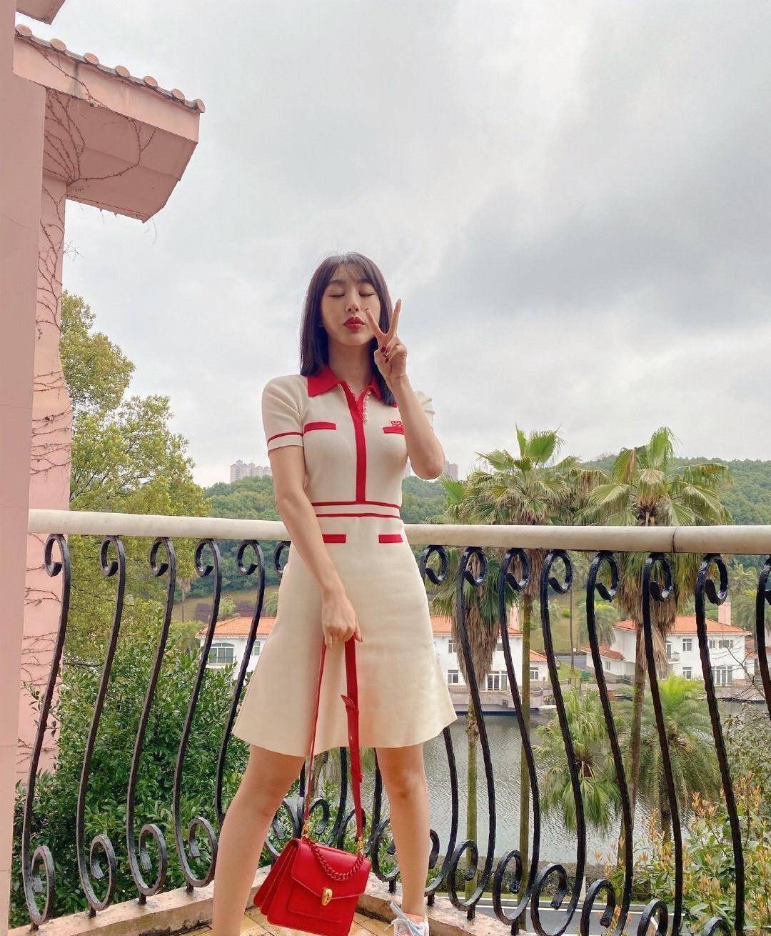 李菲儿不愧为最美前任,混搭风格不显矮,反而显高又显瘦_时尚_衣服