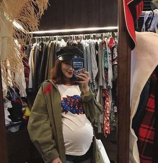 怀孕当如唐艺昕!肚大如球四肢却依旧纤细,网友:我怎能不嫉妒