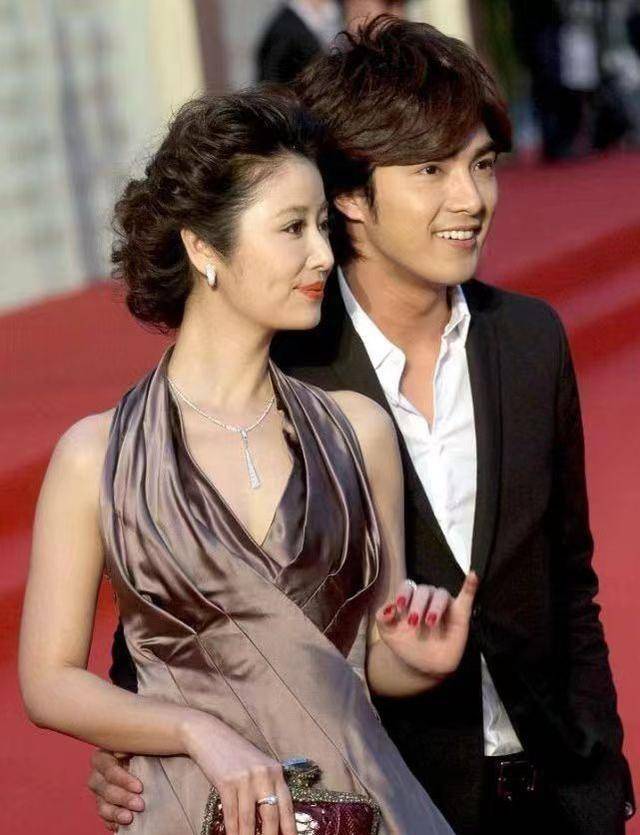 林心如与小七岁的贺军翔同台,妥妥的豪门姐弟,低盘发造型略显老_个性