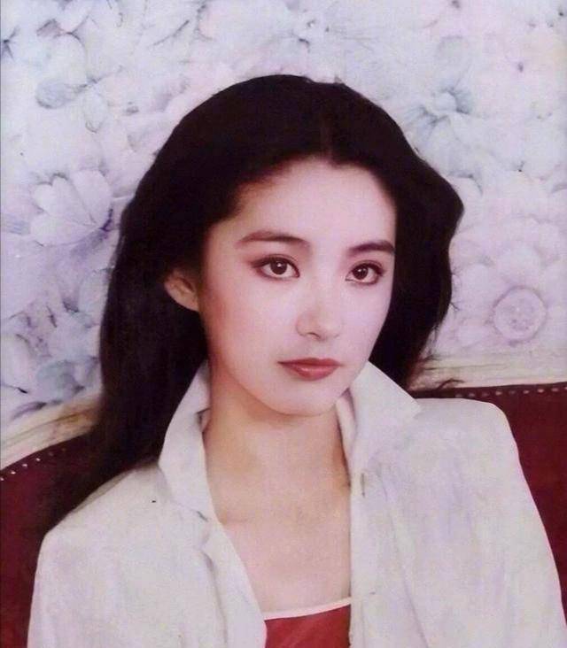 林青霞状态真好清爽短发干练十足到了奶奶辈依旧风韵犹存