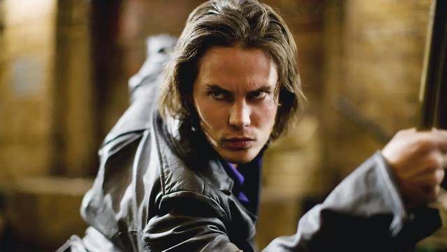 一位好莱坞新星的快速崛起与火速沉沦,全被他赶上了_泰勒·克奇_彼得