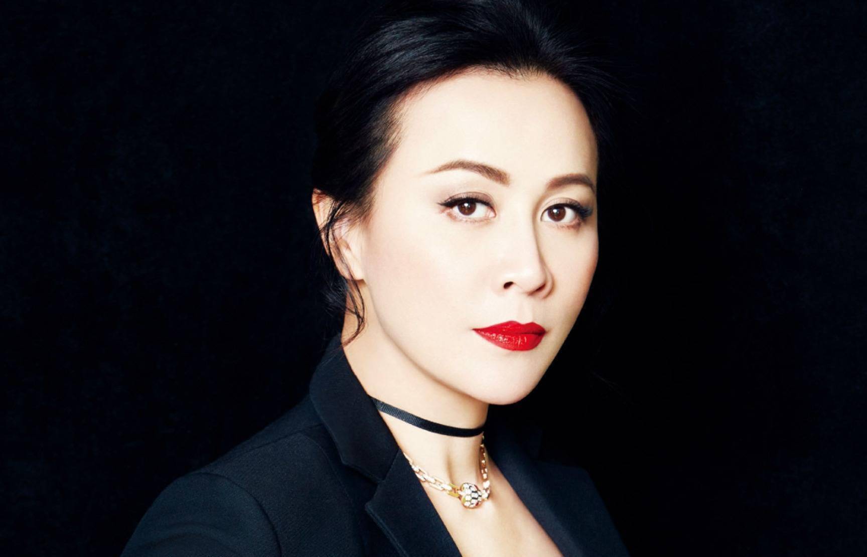 刘嘉玲晒出近况照片,和限量版小熊干杯,屋内装饰引发网友关注_作品