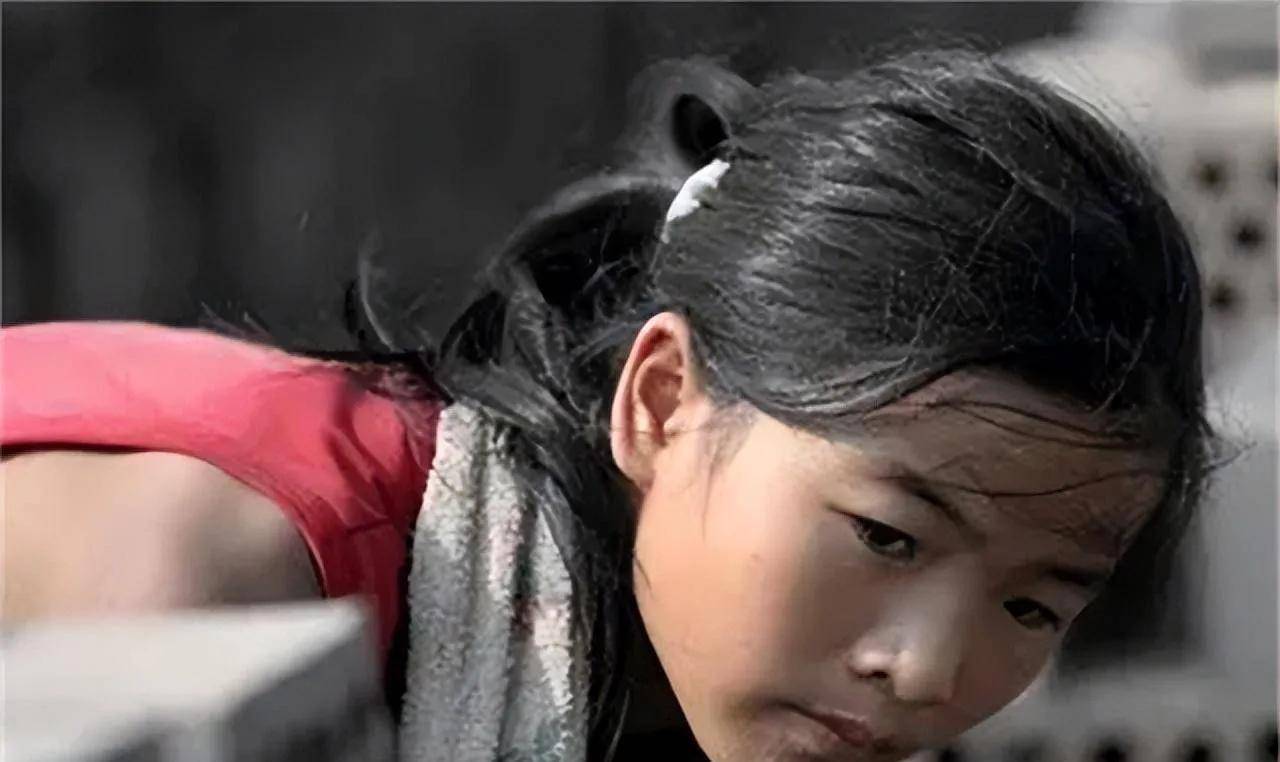 卖血供四个哥哥上学的十六岁女孩申春玲不应该被歌颂_小春_继父_一生