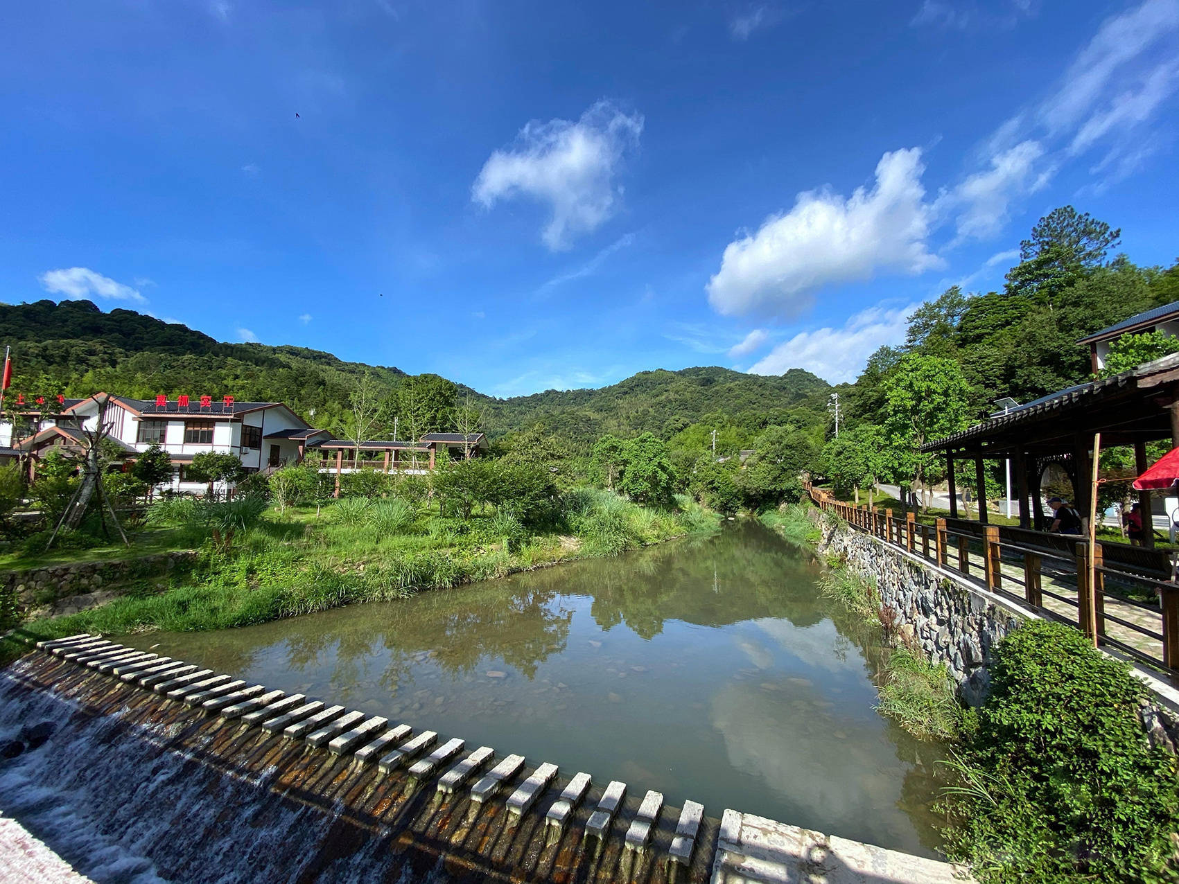 就在这样的青山绿水荡漾中,笔者同福州市晋安区寿山乡九峰村党支部