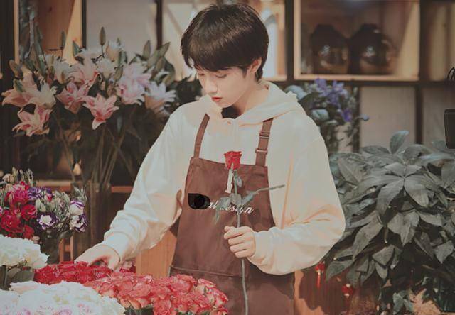 刘耀文挑战当服务员,素颜烤肉的样子迷人,旁边男士一直盯着他_身高