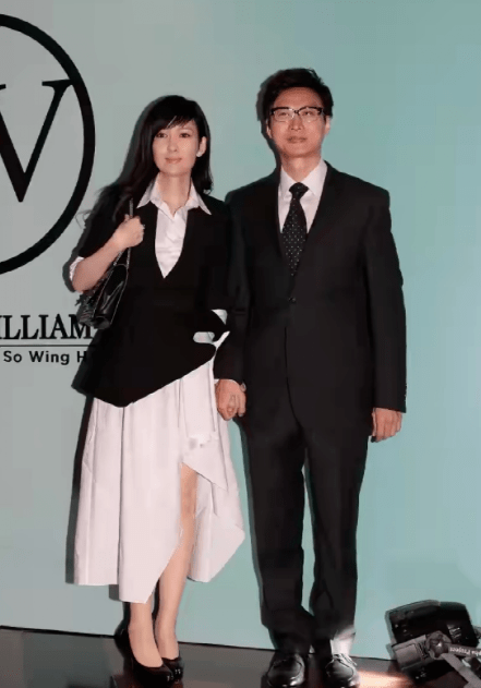 周慧敏和老公倪震罕见合体,她一直坚持不生娃所以身材维持的很好,同时