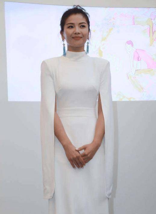 台下观众看她满脸无可奈何,王自健的身材不算壮硕,身高比穿高跟鞋的