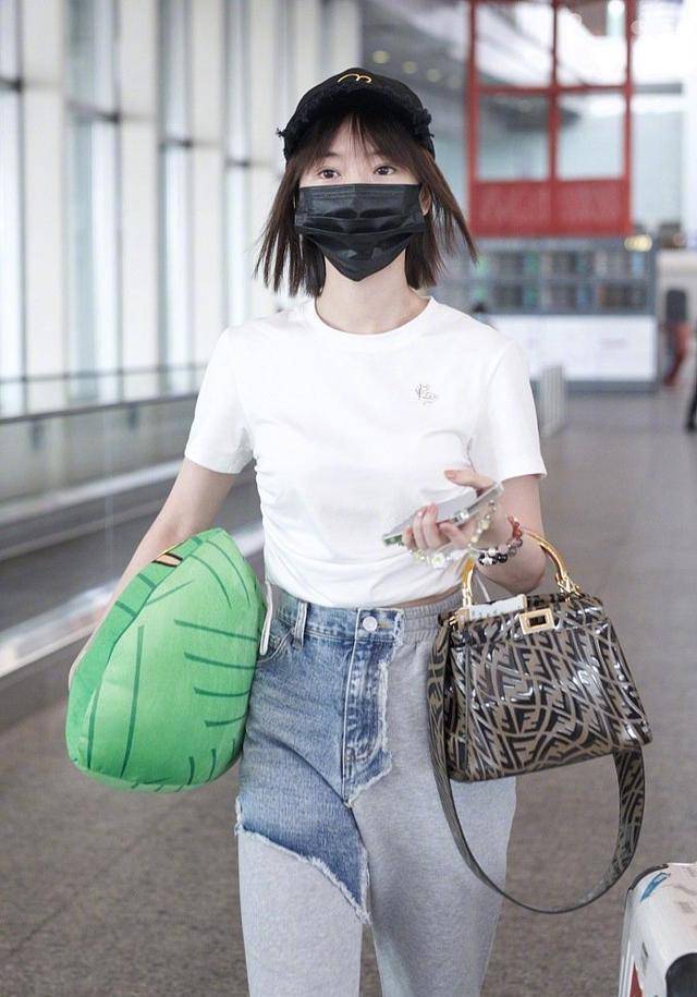 毛晓彤出门,嫌白t恤不够抢镜,运动裤外又裹半条牛仔裤,真潮呀_白色