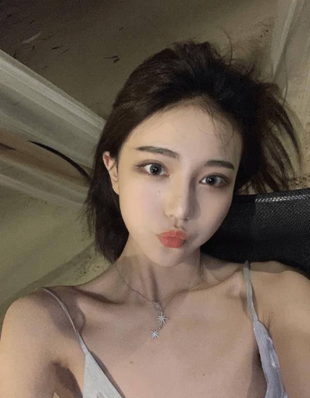 叫"时代尖兵"的网友,真名张科峰,自称是女网红"醒醒or"的男朋友,表示