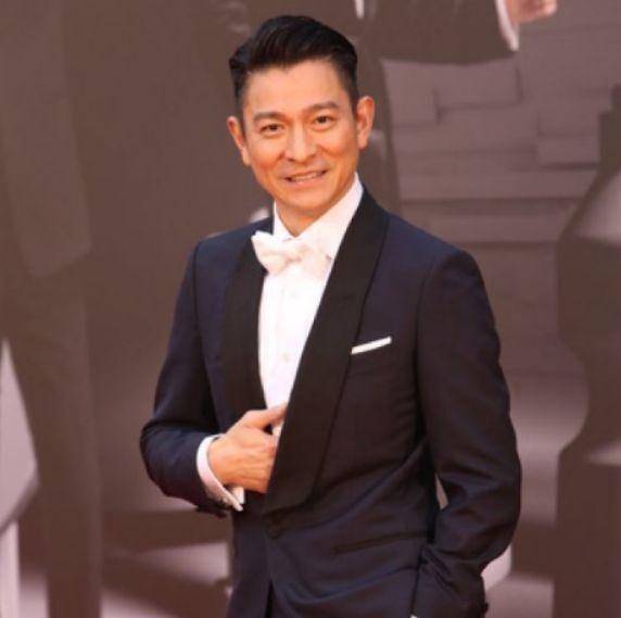 刘德华给他颁奖却遭无视,黄子韬在旁都觉,后被全网